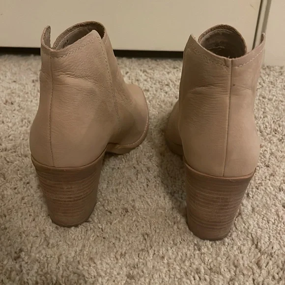 Dolce vita light tan ankle boots size 7.5